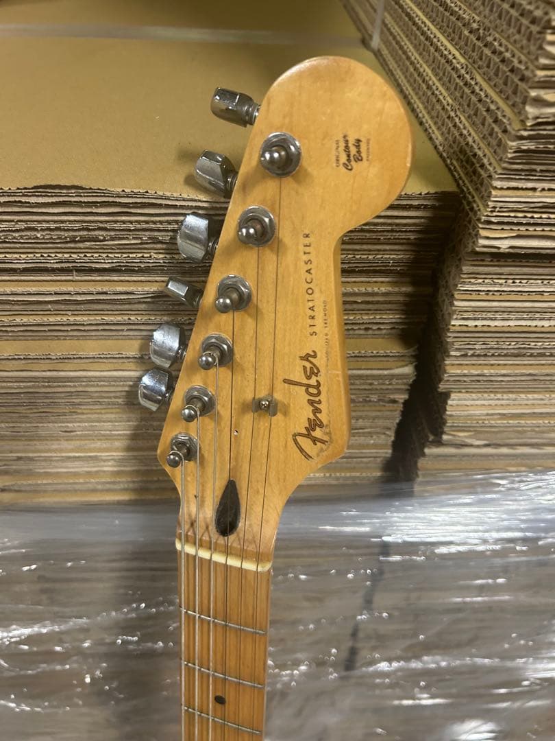 Fender Stratocaster サンバースト　本物ではないそうです？