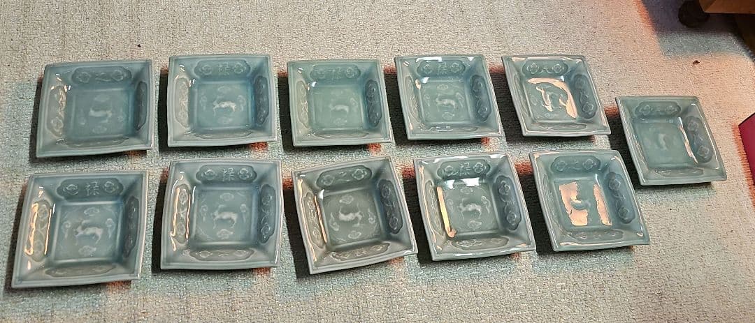 その2 江戸の蔵より 三田青磁 陽刻鹿と文字4角皿 美品 11客