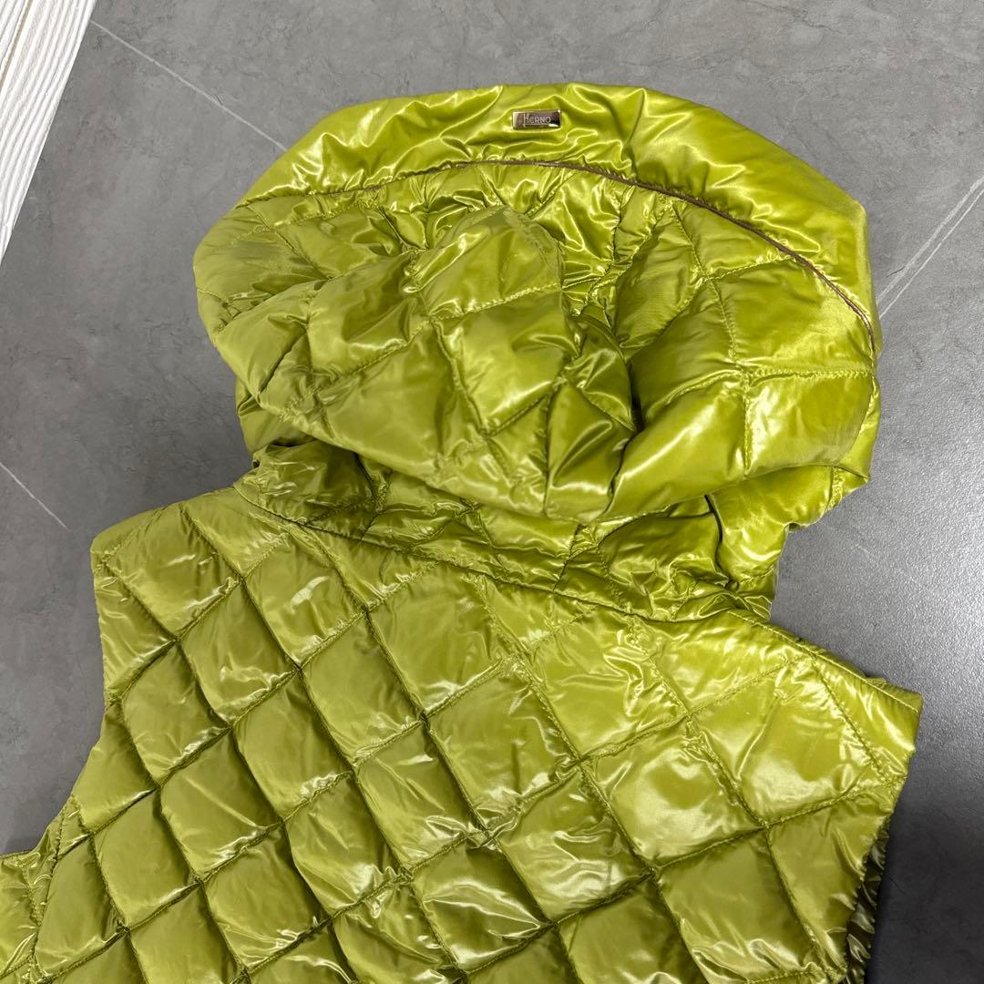 美品　HERNO ヘルノ　キルティング　ダウンベスト サイズ42 グリーン系