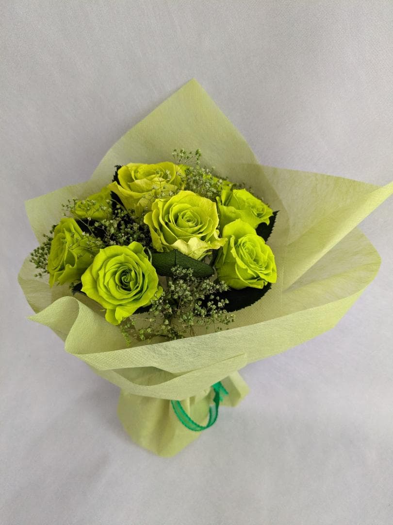 プリザーブドフラワー緑の薔薇9輪とかすみ草の花束（花束ラッピング）