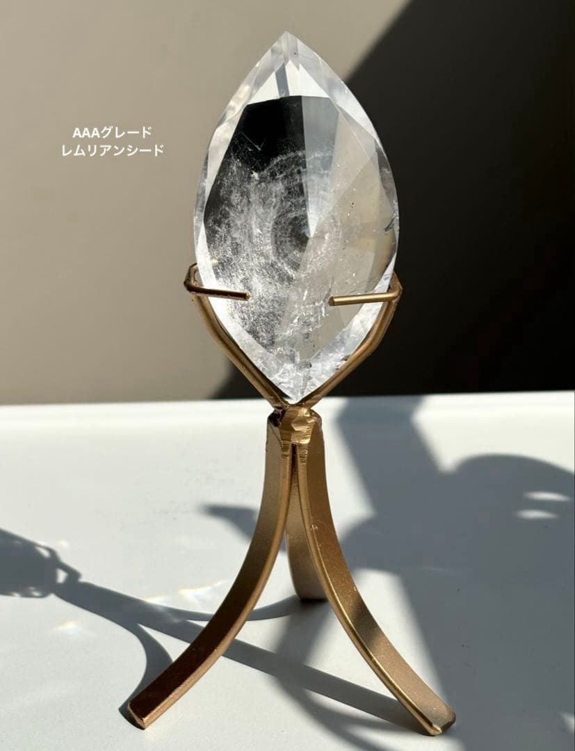 AAAグレード　レムリアンシード　ダイヤモンドファセットカット　台座つき　水晶