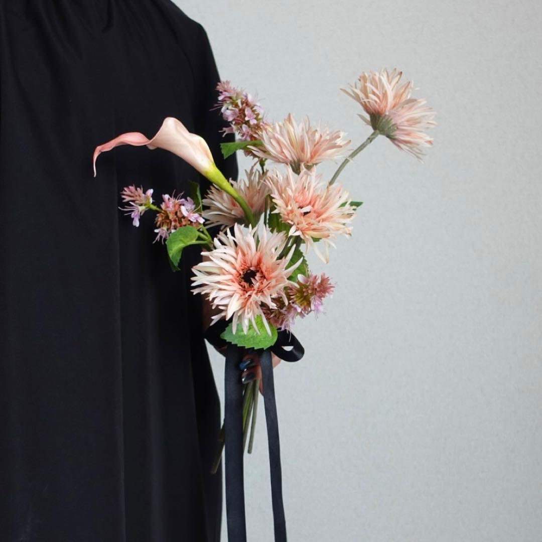 ニュアンススパイダーガーベラとカラーリリィのブーケ　ウェディングブーケ　結婚式