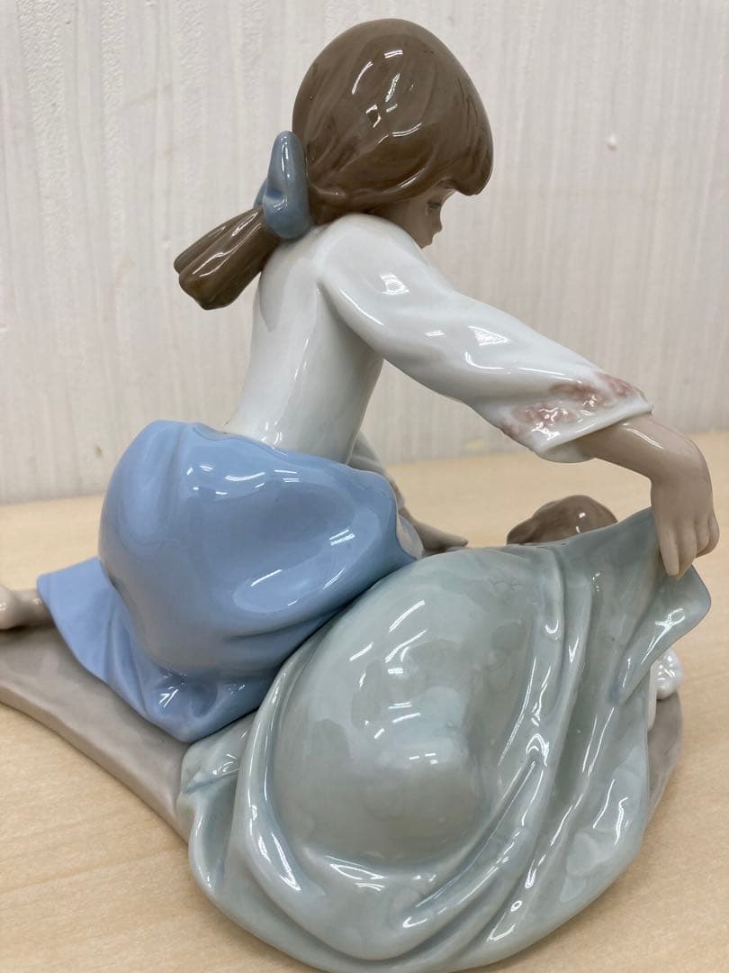 リヤドロ　フィギュリン　「風邪をひかない様に」 5688