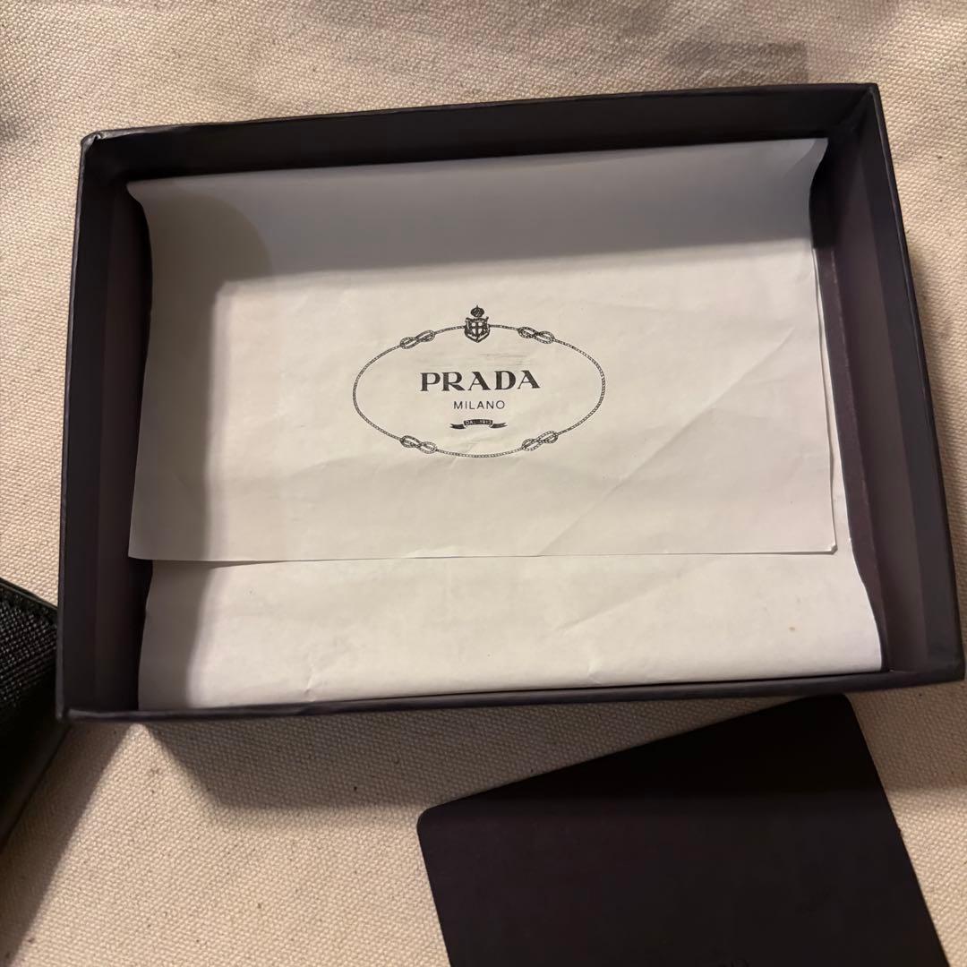 未使用　PRADA 二つ折り財布