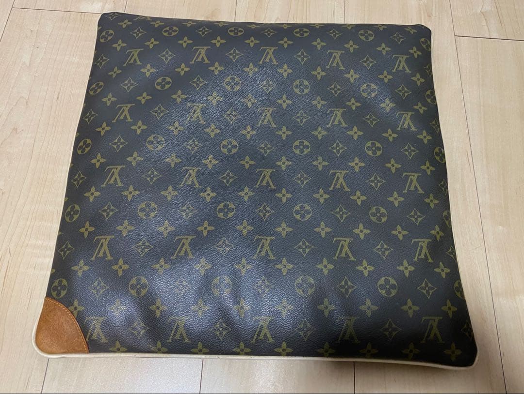 ルイ・ヴィトン モノグラム柄　クッションカバー