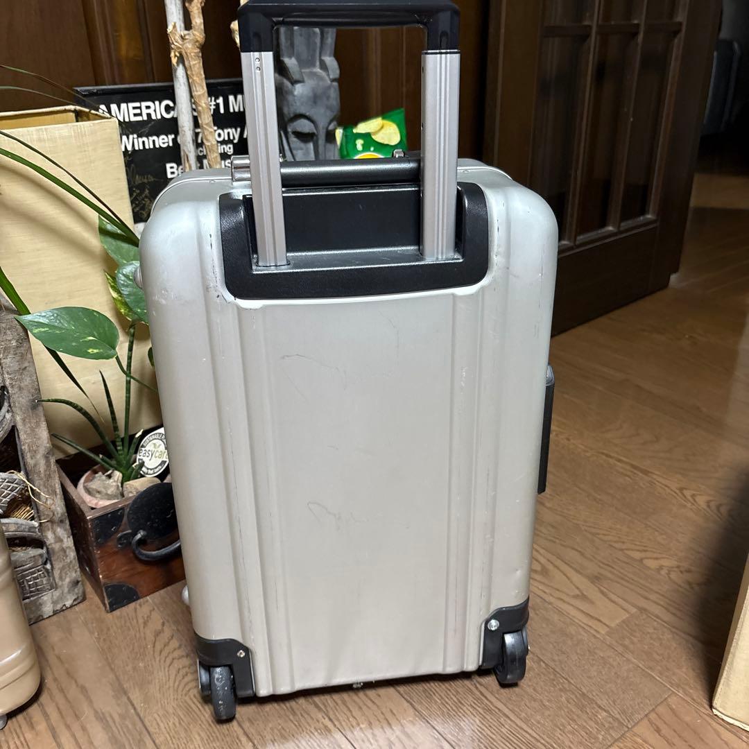 無骨でかっこいい！ゼロハリバートン　アルミ製スーツケース　機内持ち込み可