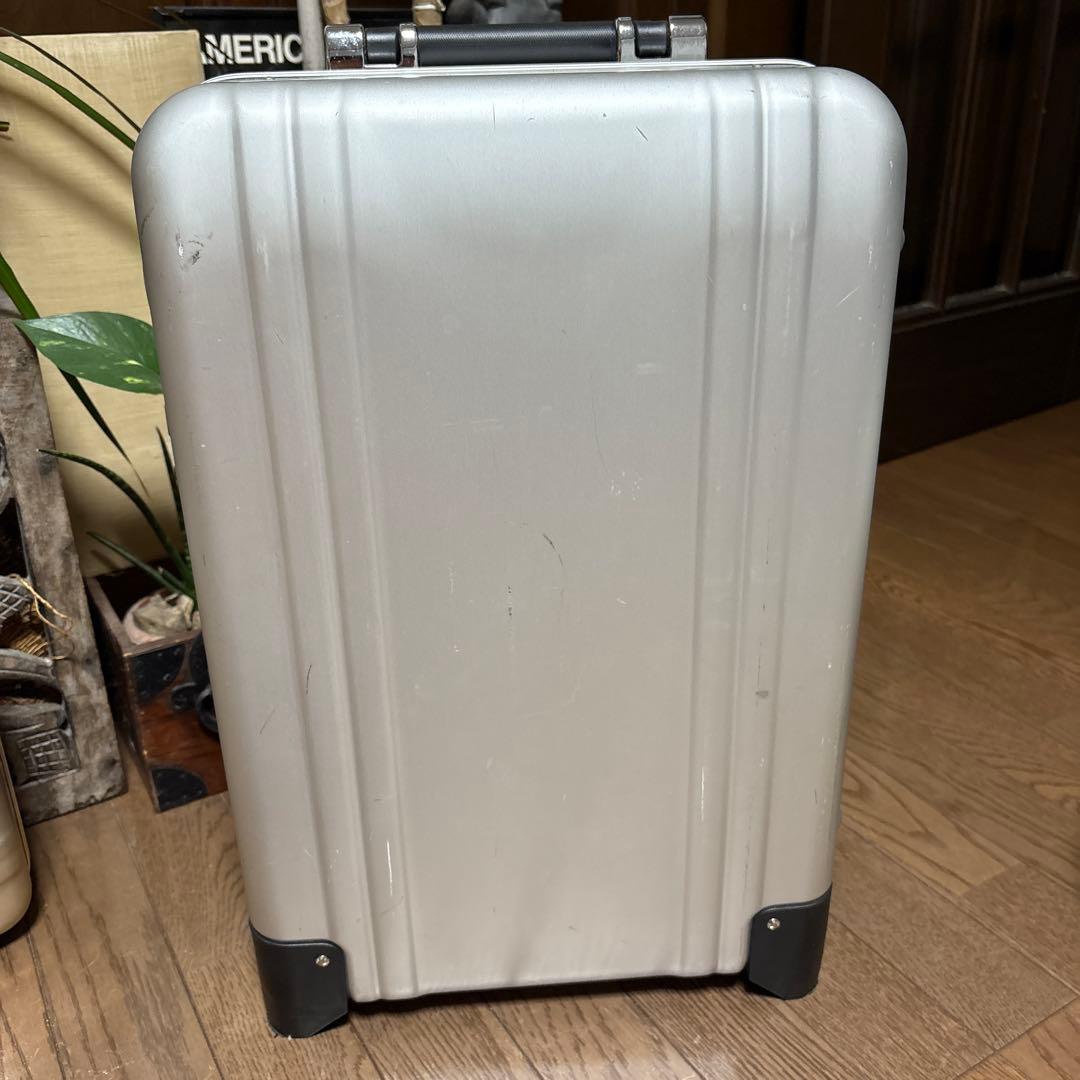 無骨でかっこいい！ゼロハリバートン　アルミ製スーツケース　機内持ち込み可