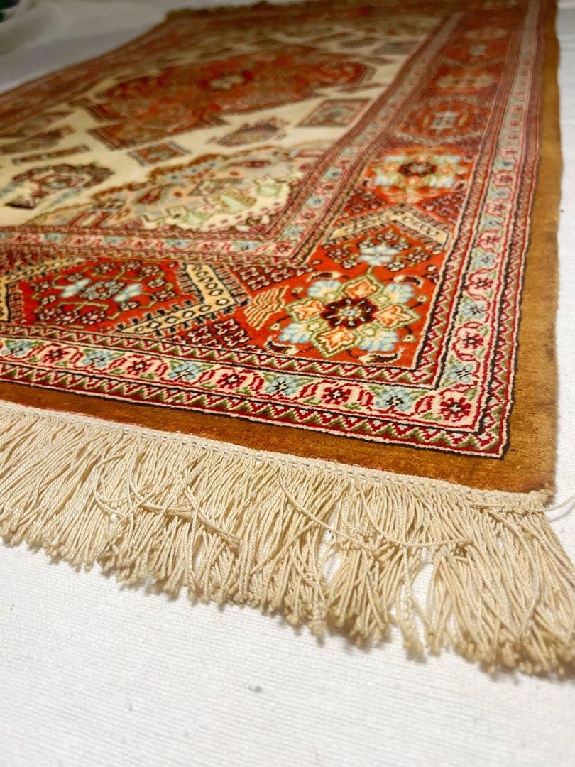 【ペルシャ絨毯】手織り　イラン　シルク100% 美品　76㎝×117㎝