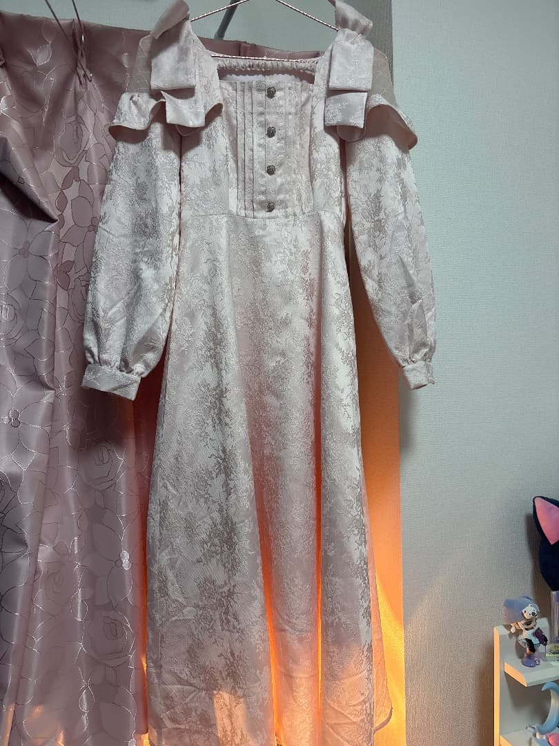 RoseMuseフリル付きオフショルダー ワンピース 薄いピンク