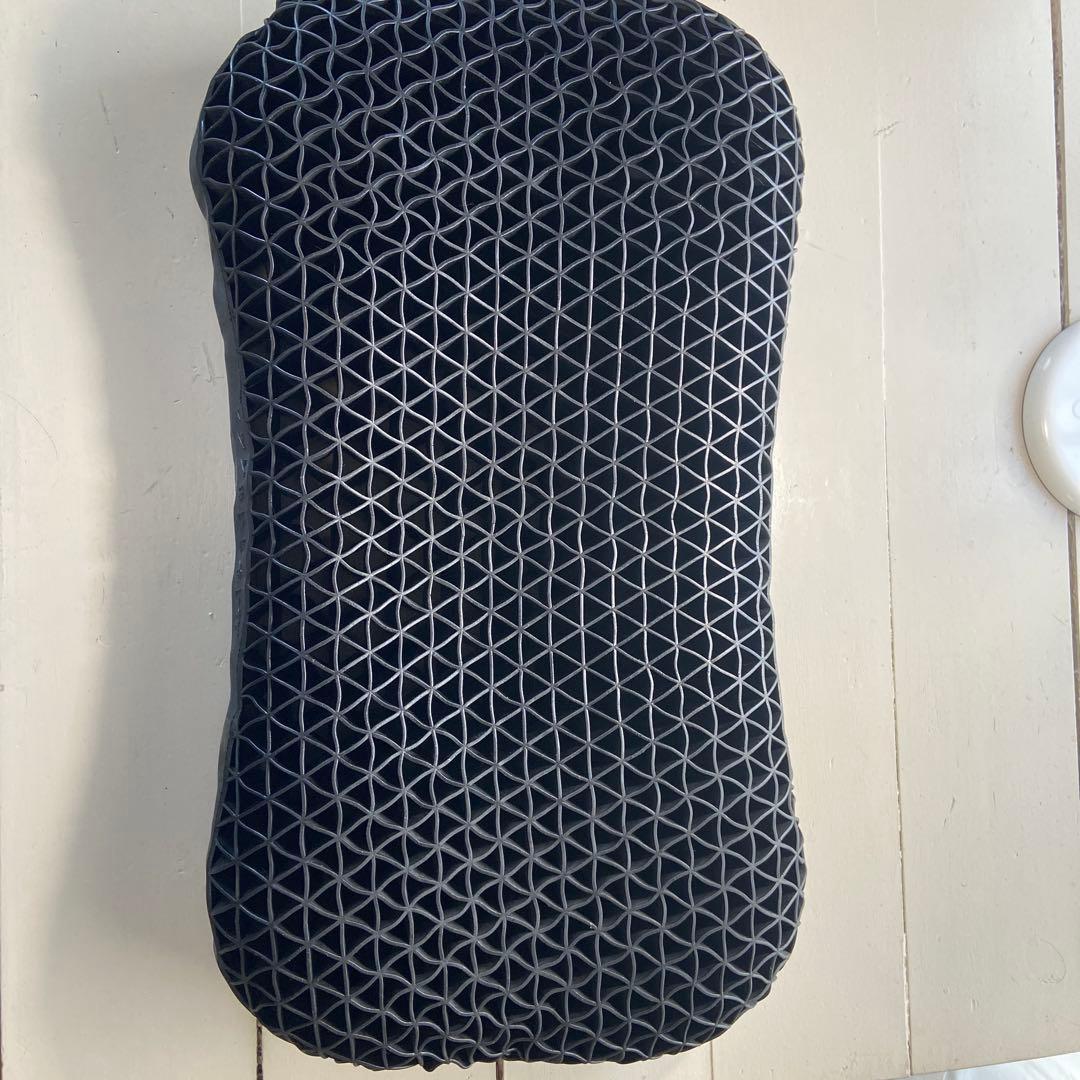 黒い立体メッシュデザインの枕