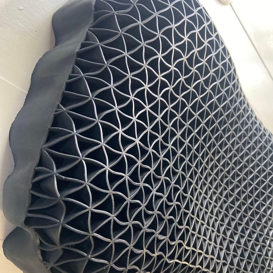 黒い立体メッシュデザインの枕