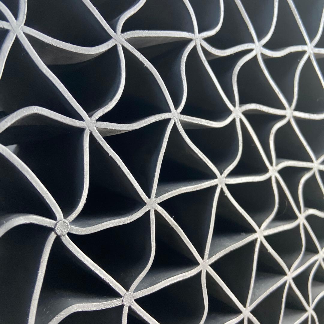 黒い立体メッシュデザインの枕