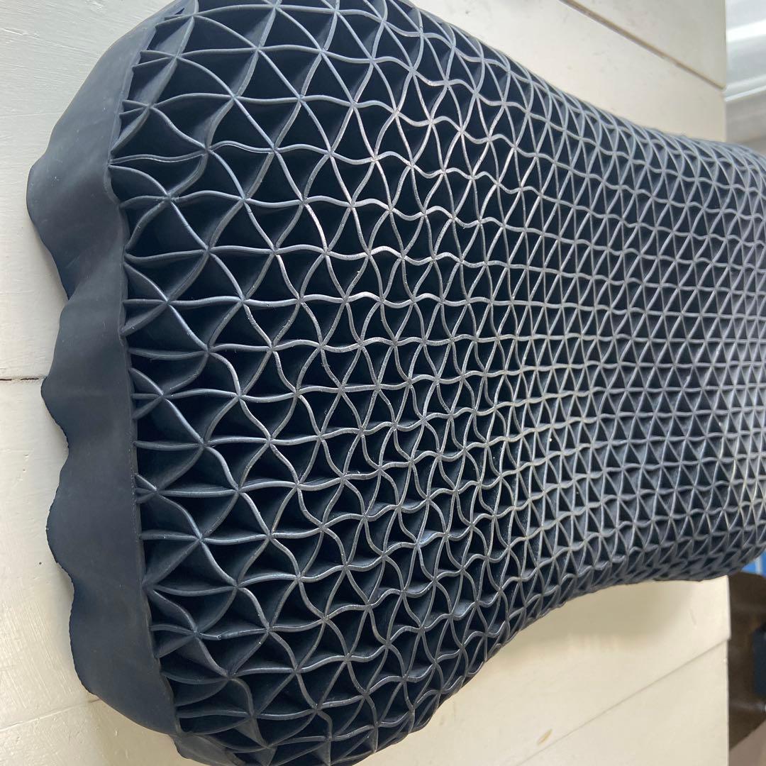 黒い立体メッシュデザインの枕