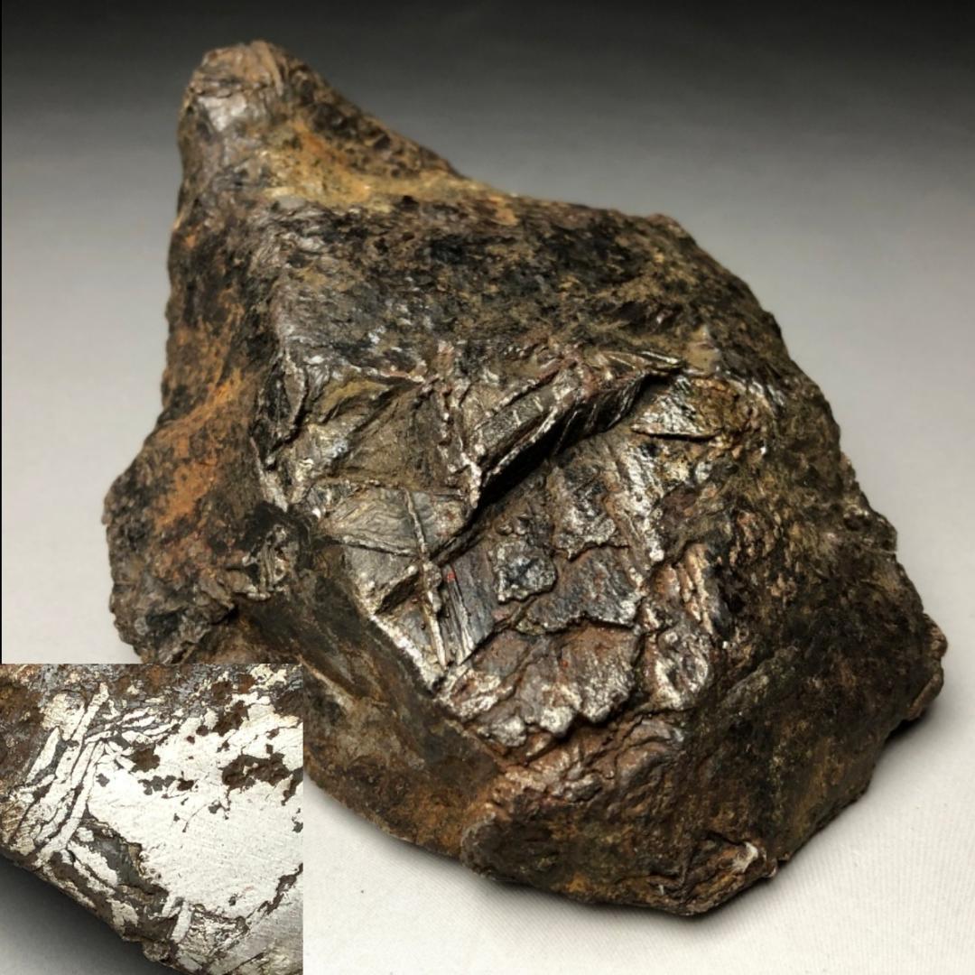 隕石 鉄隕石　アルタイ隕石　原皮付き　ナチュラル　原石　重さ約975ｇ　立て付き