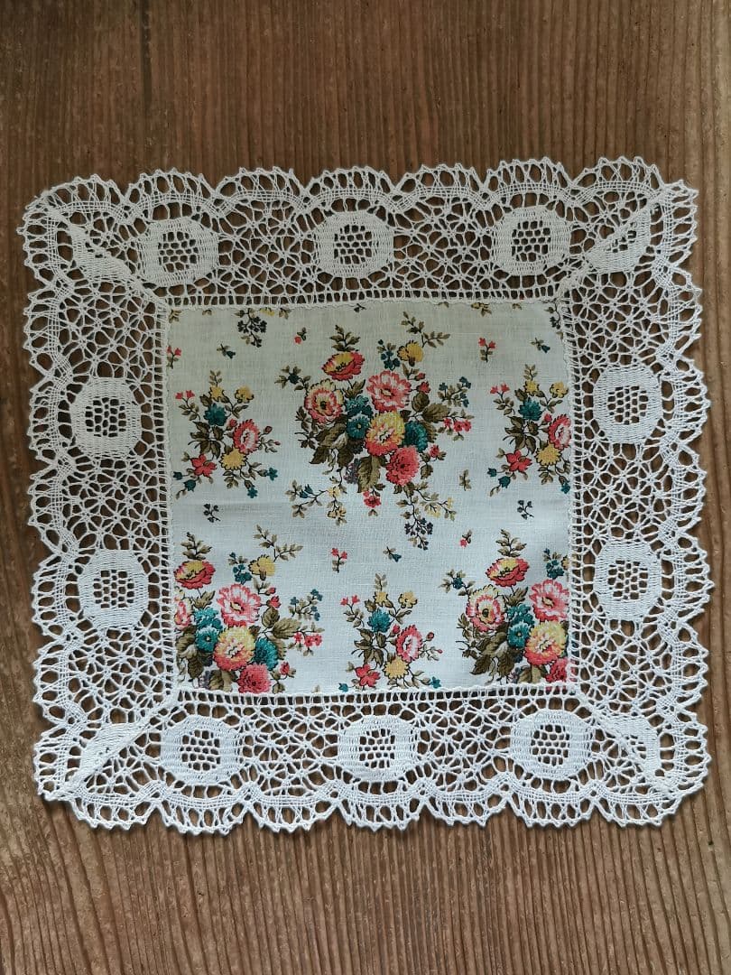 アンティーク 南仏プロヴァンス ボビンレースリネントリム 小花柄の美しいクロス