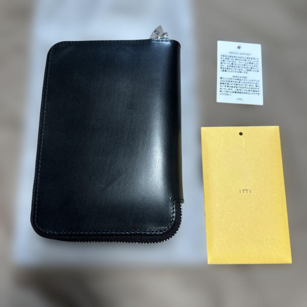ITTI ブラック ブライドルレザー ミドルラウンドファスナー　ウォレット