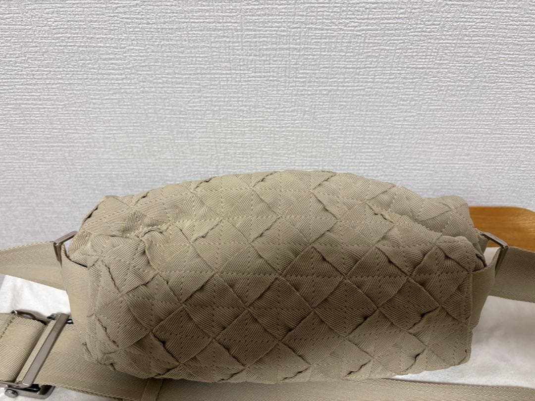 BOTTEGA VENETA ベージュ ボディバッグ　ウェビング　ボッテガ