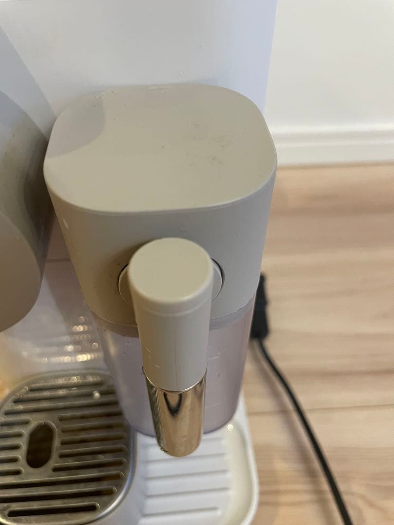 Nespresso コーヒーメーカー ホワイト　カプセル式　ラティシマワン