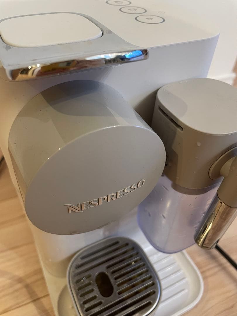 Nespresso コーヒーメーカー ホワイト　カプセル式　ラティシマワン