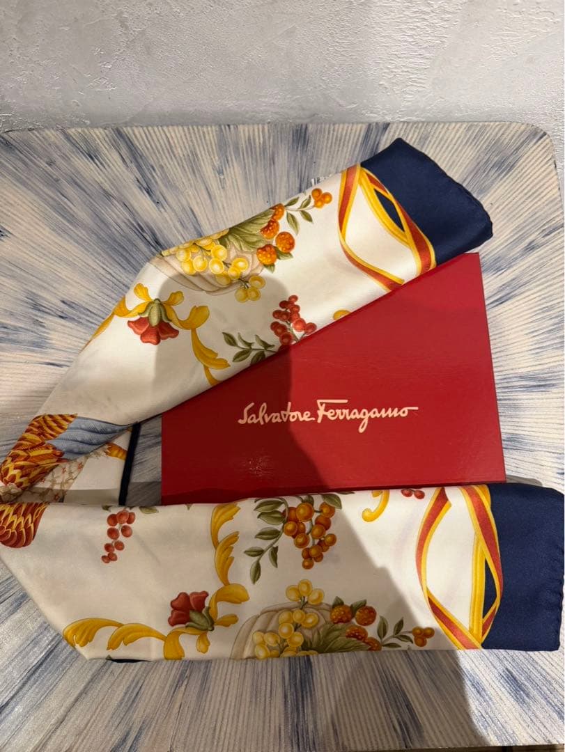 【新品未使用】Salvatore Ferragamo シルク100%スカーフ