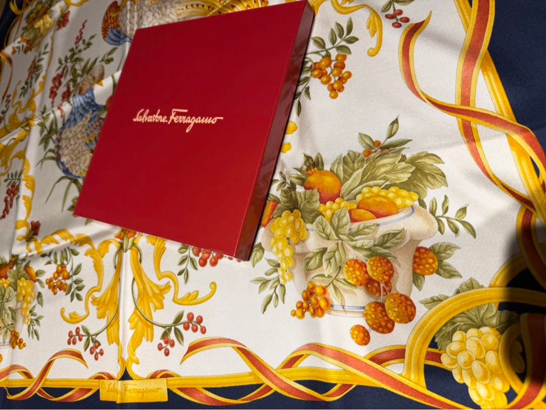【新品未使用】Salvatore Ferragamo シルク100%スカーフ