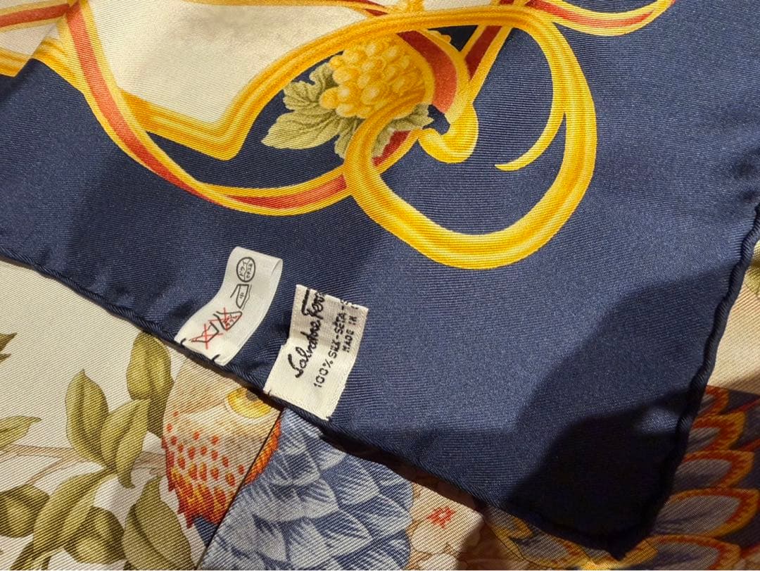 【新品未使用】Salvatore Ferragamo シルク100%スカーフ