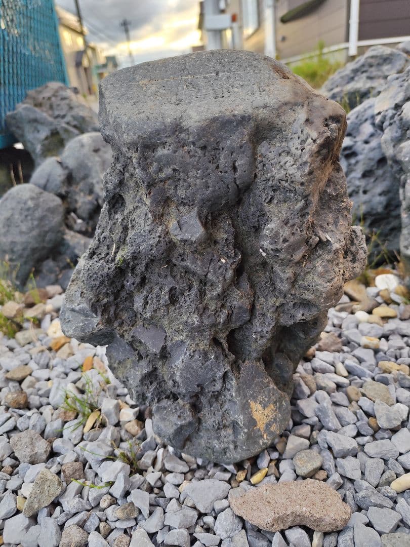 千軒石。火山岩 水石 黒色 円柱形
