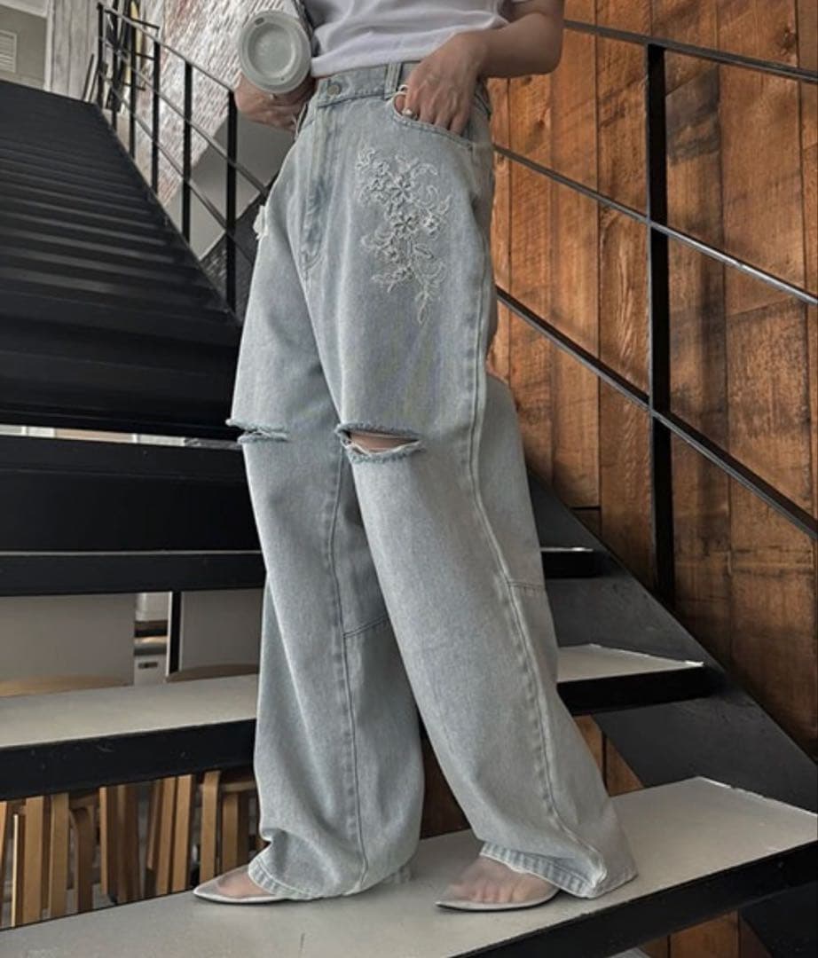 willfully刺繍入りライトグレーのデニムパンツ