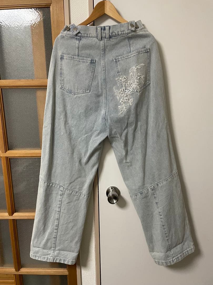 willfully刺繍入りライトグレーのデニムパンツ