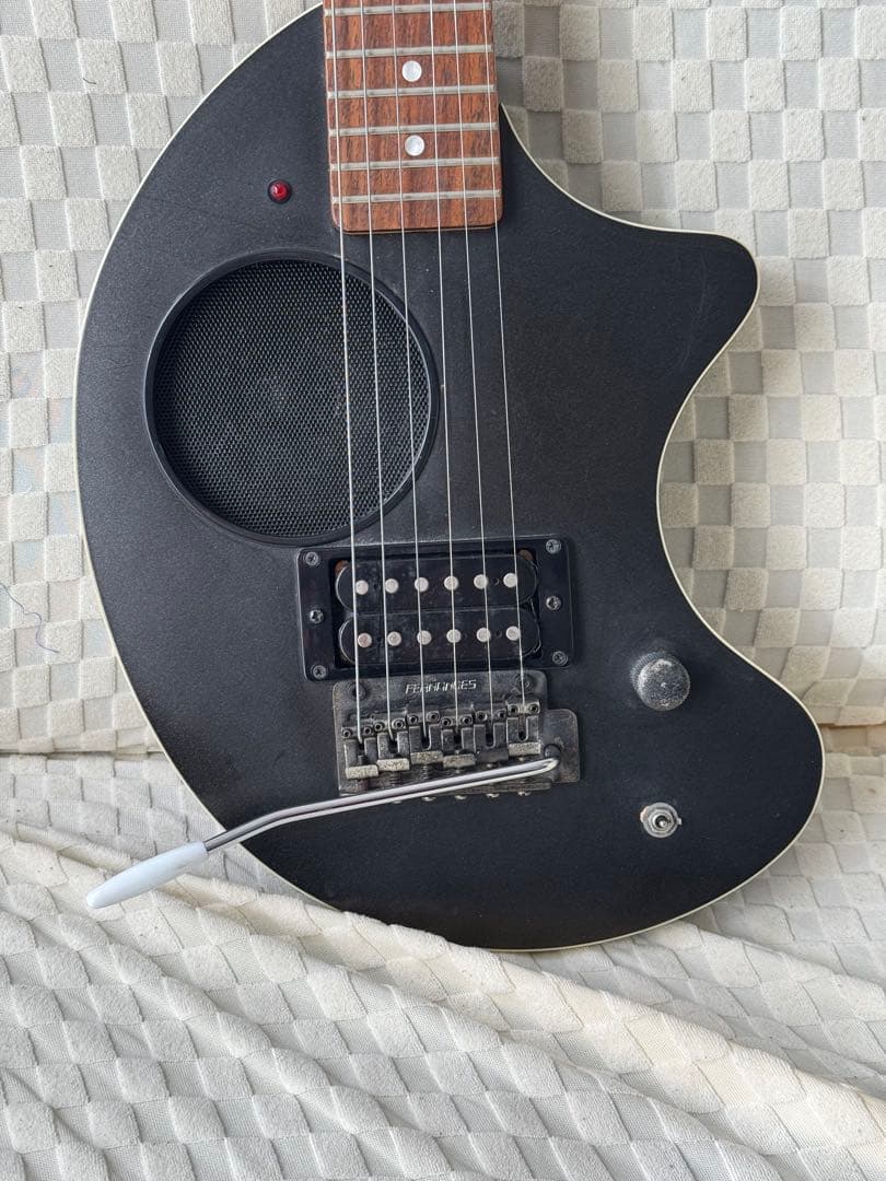 FERNANDES ZOー3芸達者　トレモロアーム付き　修復有り。