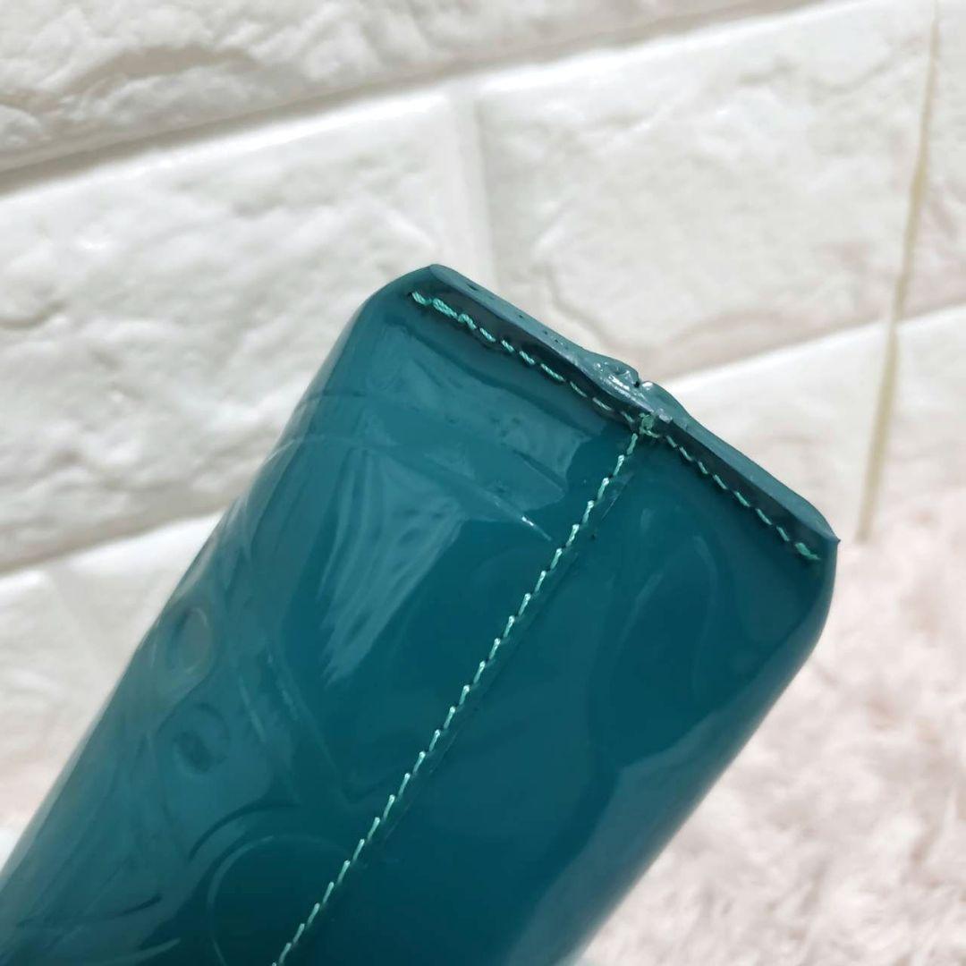 美品Vivienne Westwood オーブチャーム型押しエナメルメイクポーチ