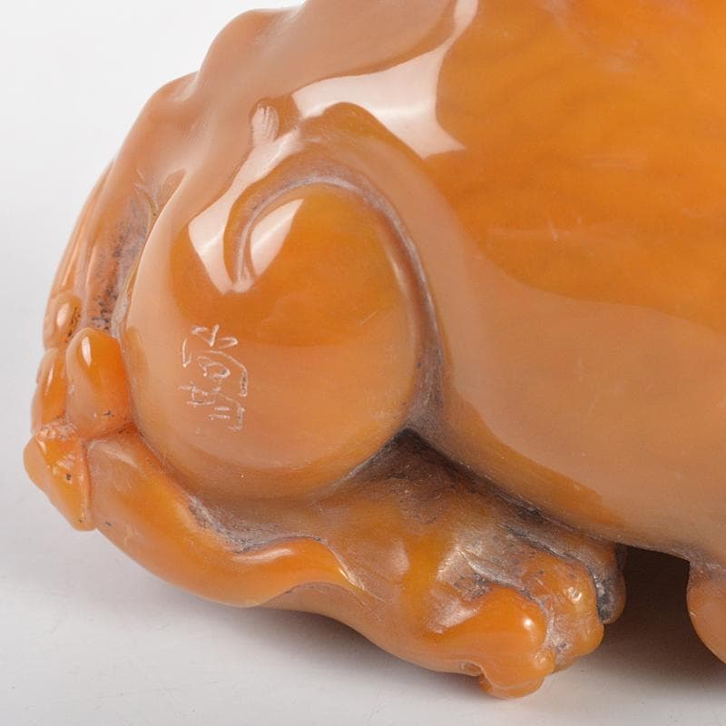 天馬　中国　玉石田黄寿山石彫刻　獅子　置物　紙鎮　唐木箱付　H　R6731