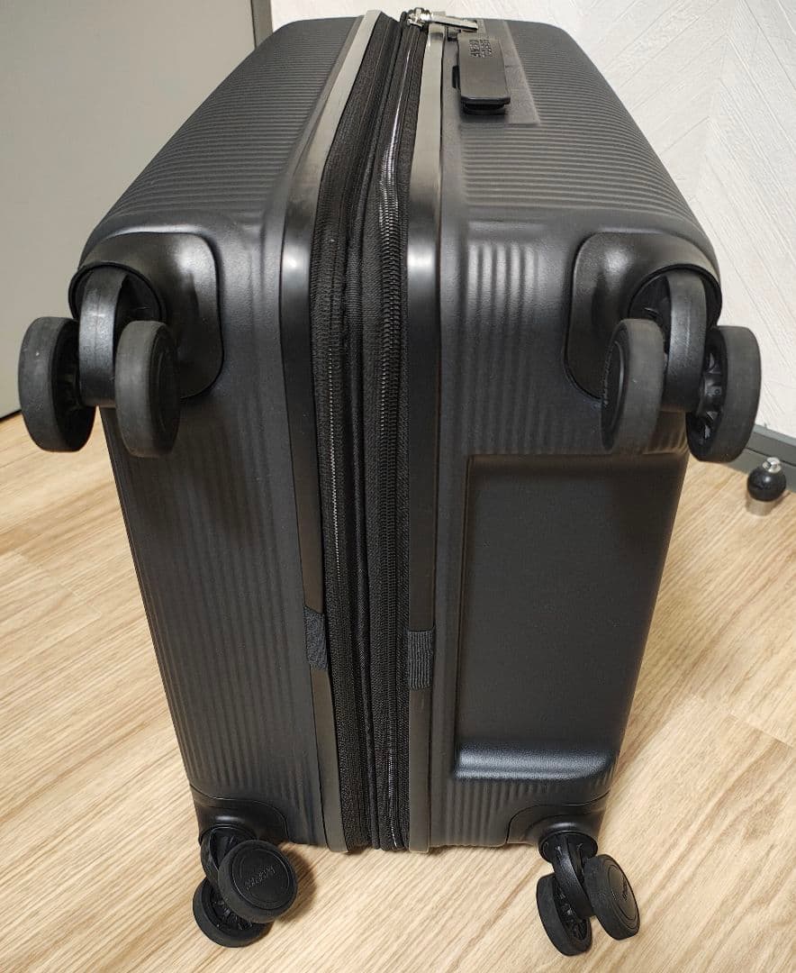 AMERICAN TOURISTER 中型キャリーケース ブラック【中古美品】