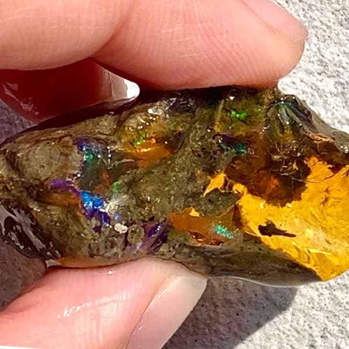 青い斑の浮かぶ魅力的なオレンジオパール74.5ct/ファイアオパール/鉱物標本