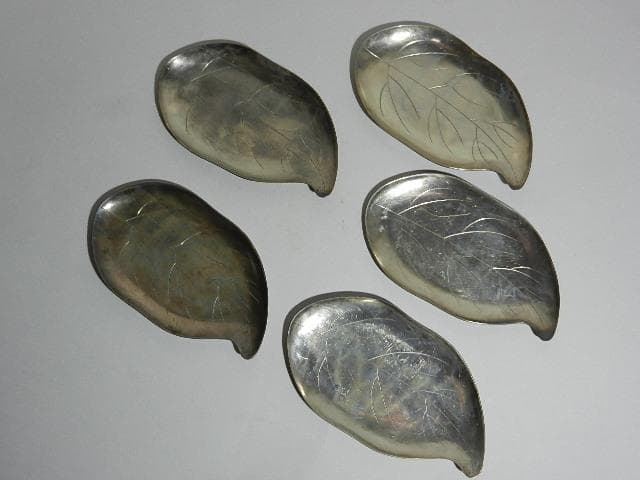純銀製木の葉型銘々皿５客（縦６．５㌢、横１１．５㌢、高７㍉、総重量１０５㌘）