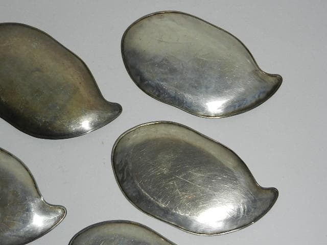 純銀製木の葉型銘々皿５客（縦６．５㌢、横１１．５㌢、高７㍉、総重量１０５㌘）