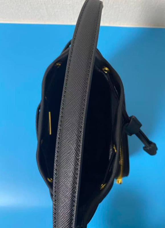 美品 PRADA ショルダーバッグ