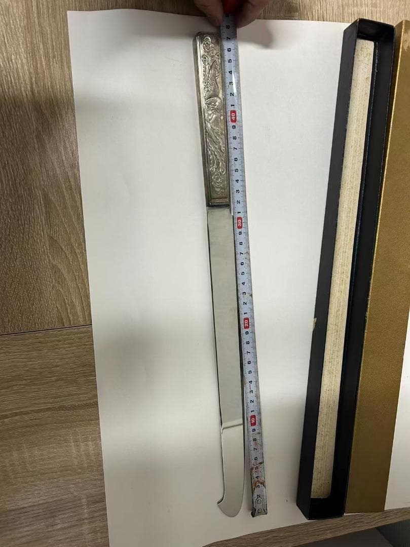 装飾的な刃の長いナイフ（専用ケース付き）
