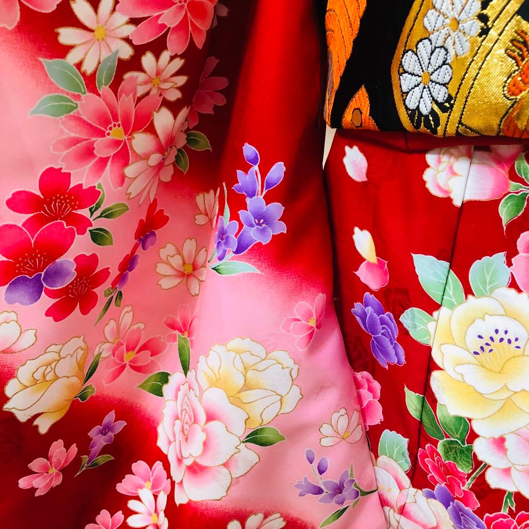 七五三七歳未使用着物‼️人気赤地暈し⭐︎薔薇金糸刺繍煌びやか際立つ⭐︎安心フルセット