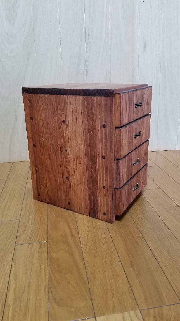ハンドメイド家具　引き出しが４段ある小さめな引き出し