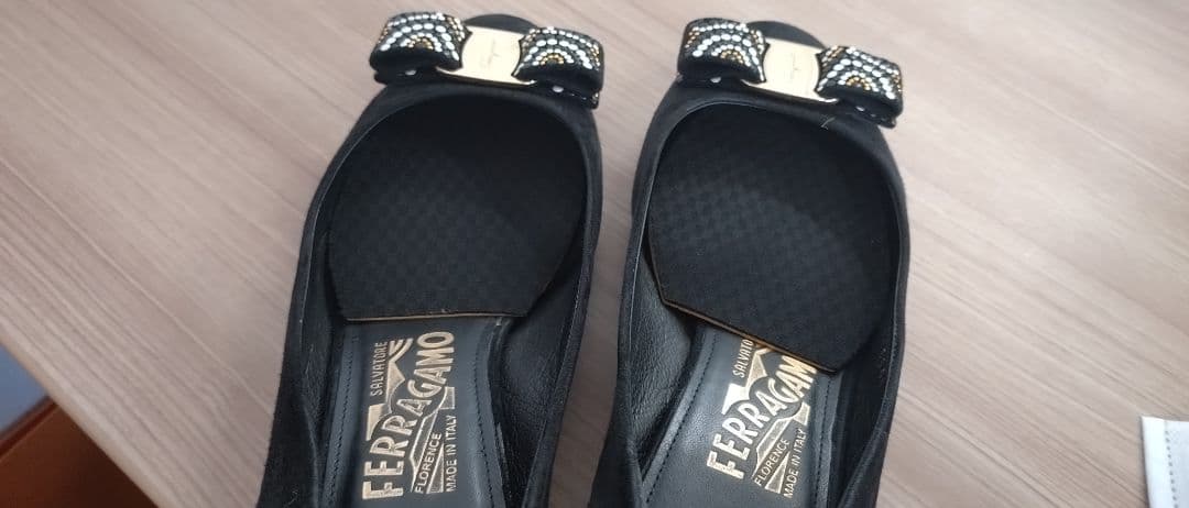 ■希少■ Ferragamo パンプス スエード ヴァラリボン 黒　7½D