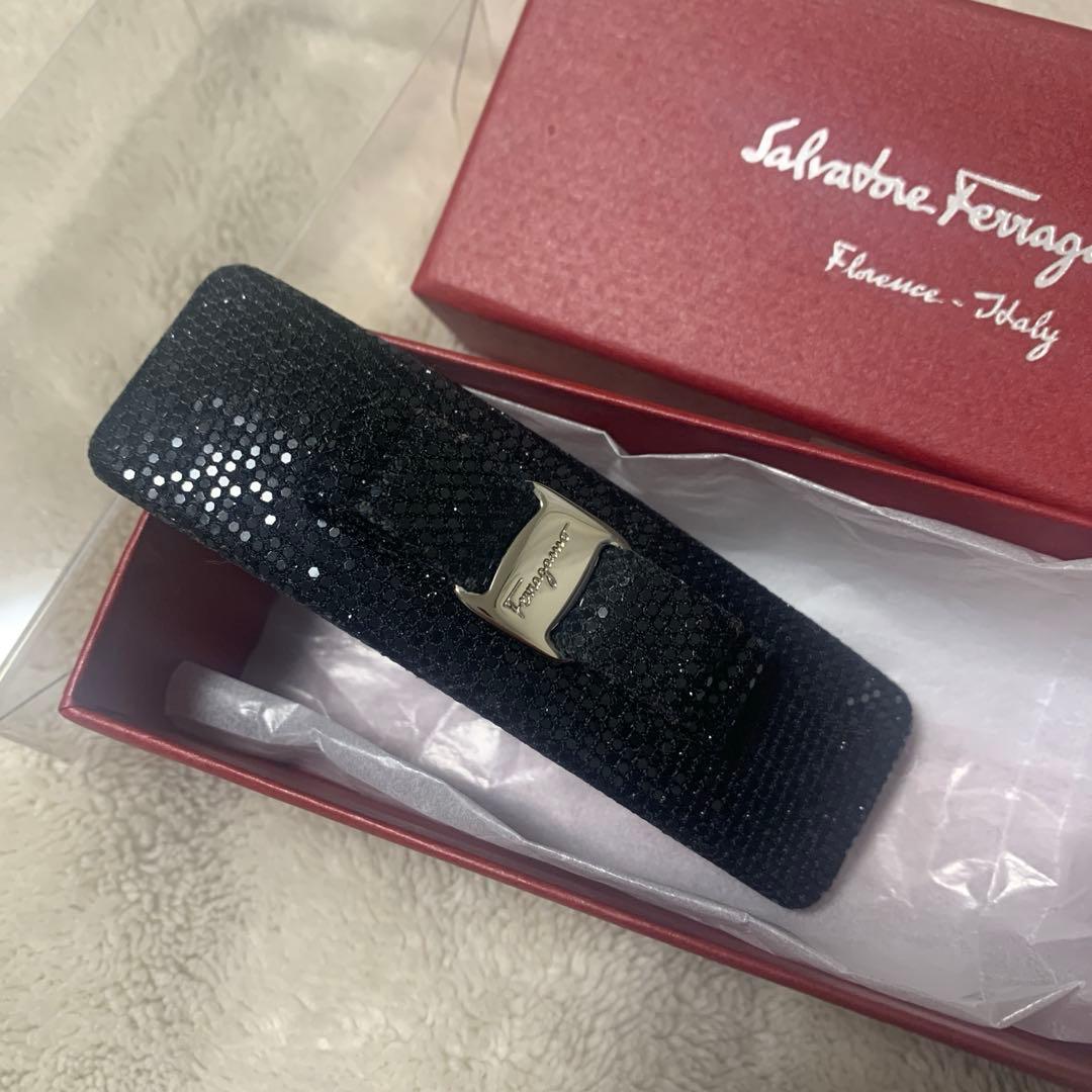 《美品》Salvatore Ferragamoフェラガモヘアバレッタ黒グリッター
