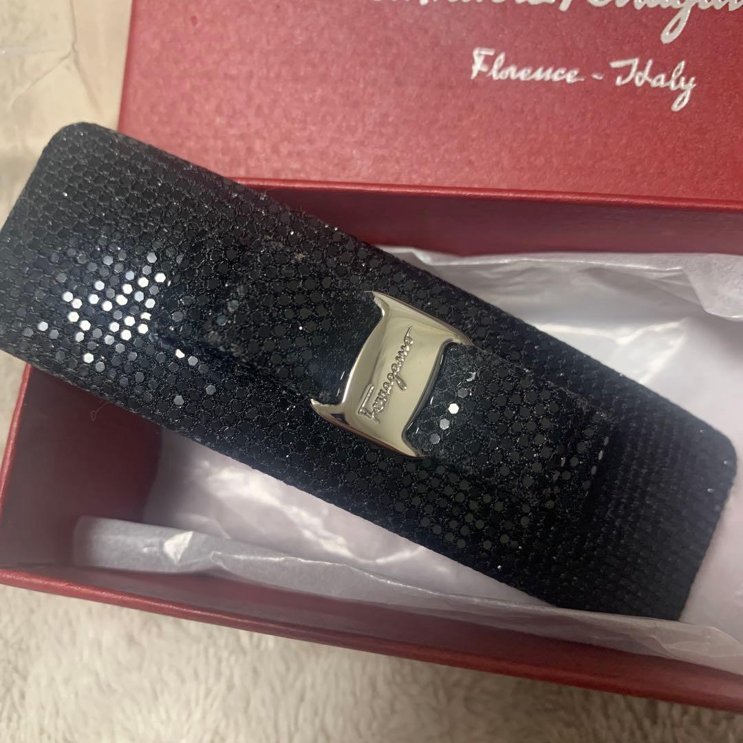 《美品》Salvatore Ferragamoフェラガモヘアバレッタ黒グリッター