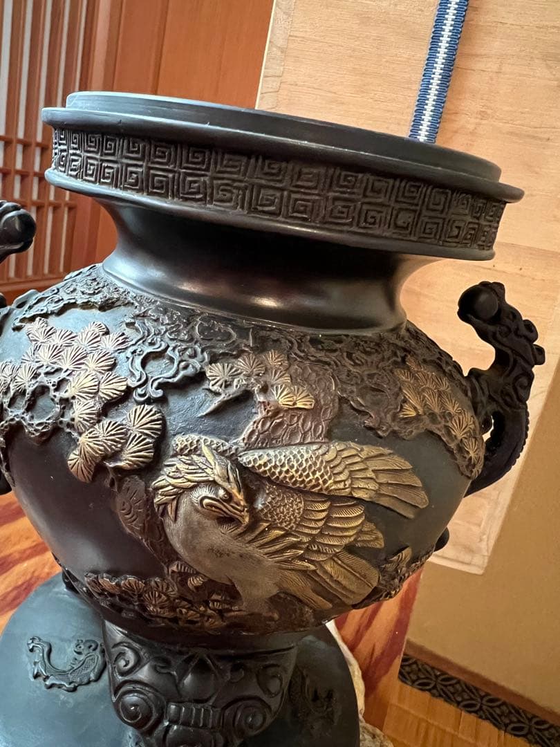 蝋型鋳物　松鷹地紋　香炉 獅子の彫刻付き 台座付き