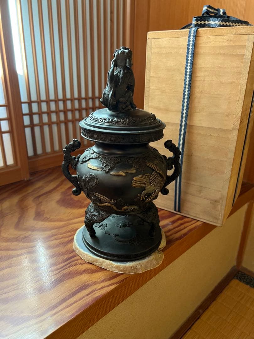 蝋型鋳物　松鷹地紋　香炉 獅子の彫刻付き 台座付き