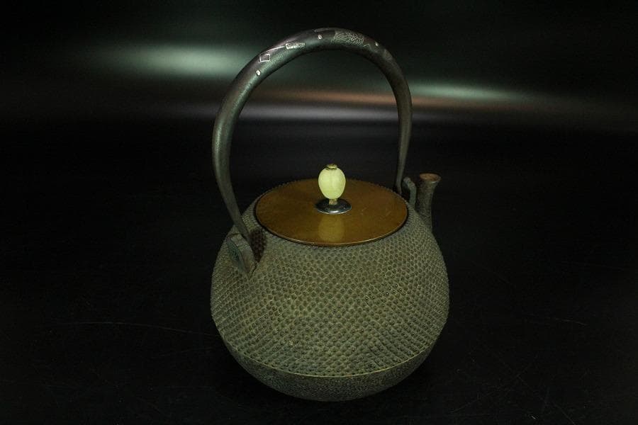 霰肌 寶尽 銀象嵌 持ち手 白玉摘 鉄瓶 祥雲堂 造 共箱(K-A228)