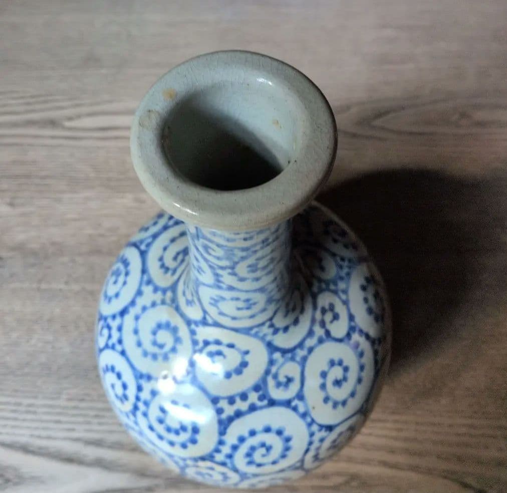 染付蛸唐草文様　陶器製花瓶
