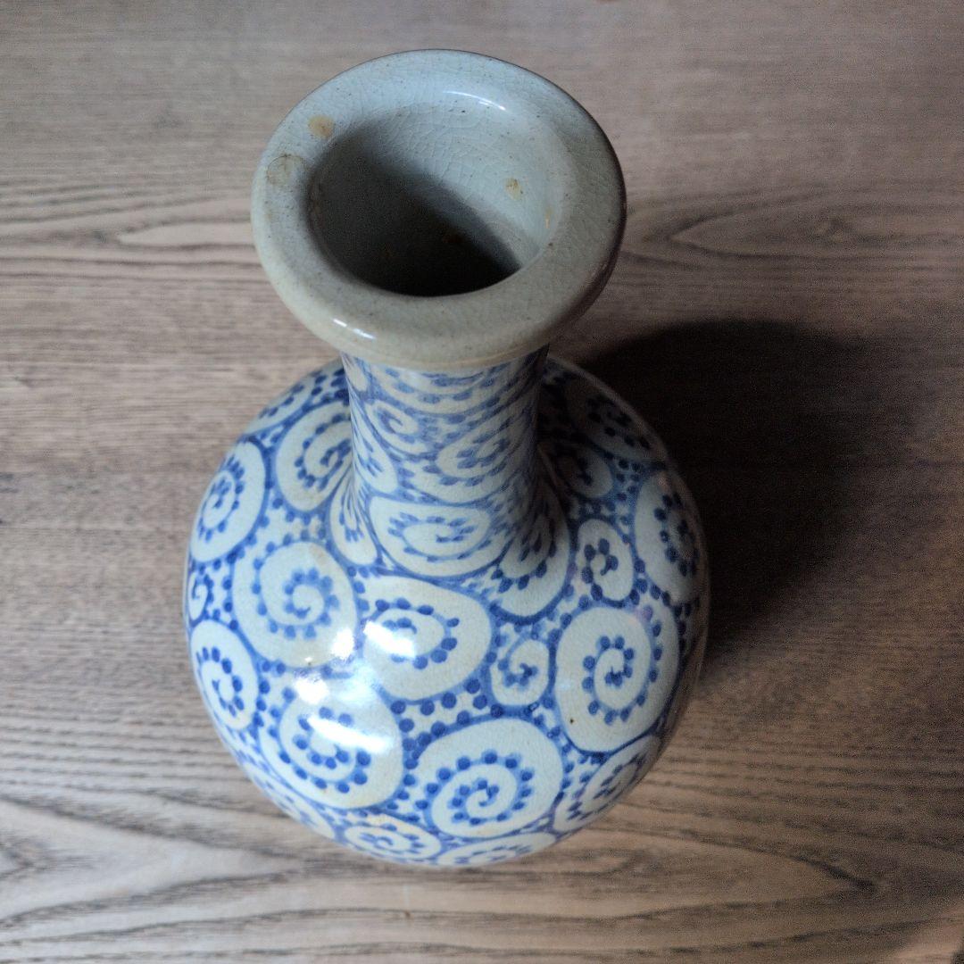 染付蛸唐草文様　陶器製花瓶