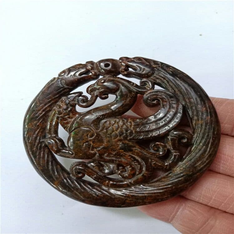石四大神獣、青龍、朱雀、玄武、白虎の両面に玉璧が彫られています。