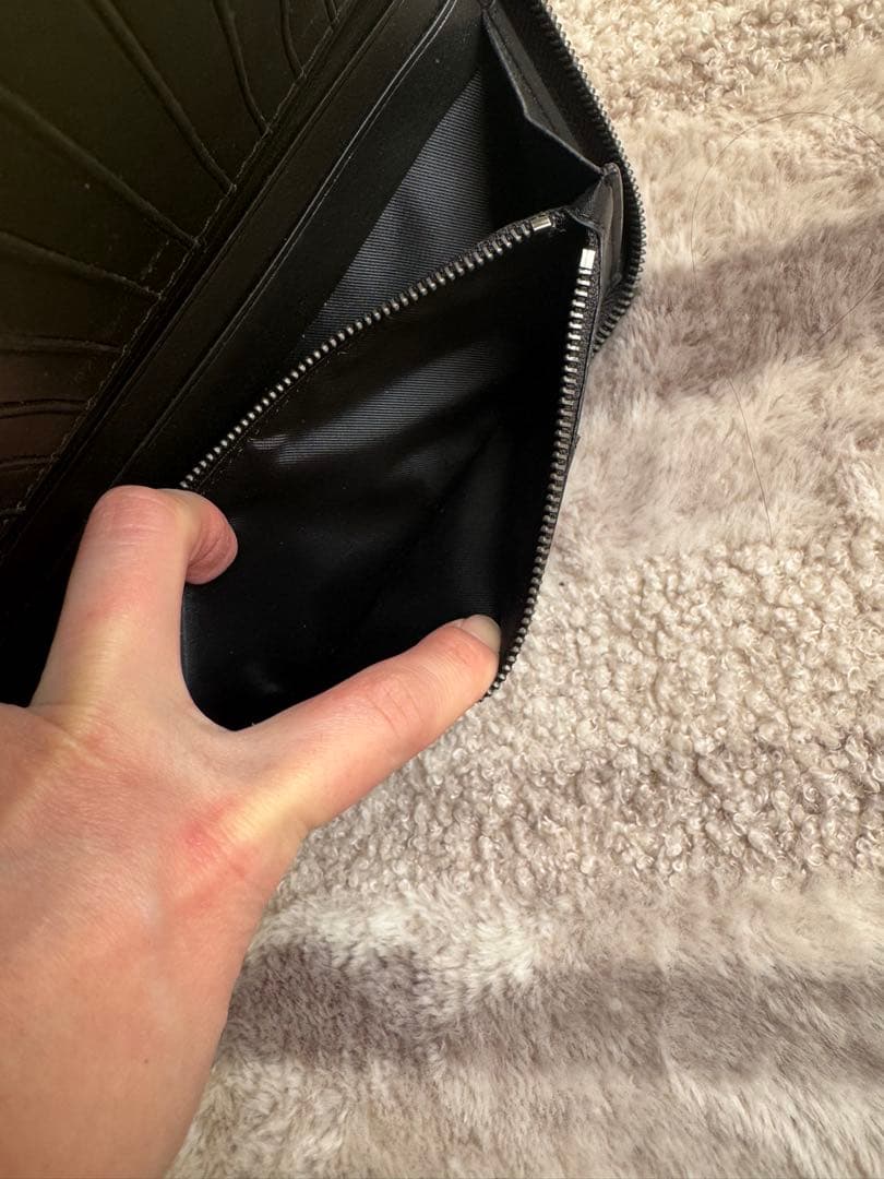黒いレザー長財布 エンボス加工 coach